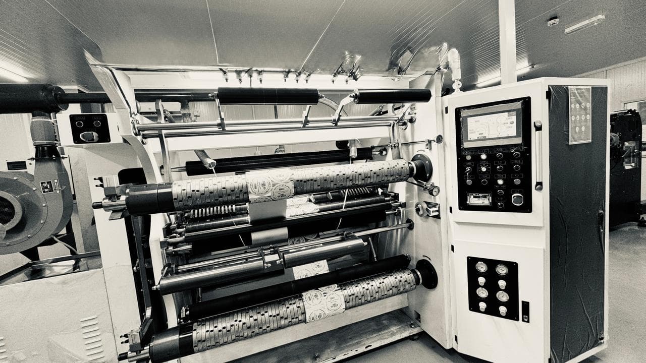Slitting and rewinding machine